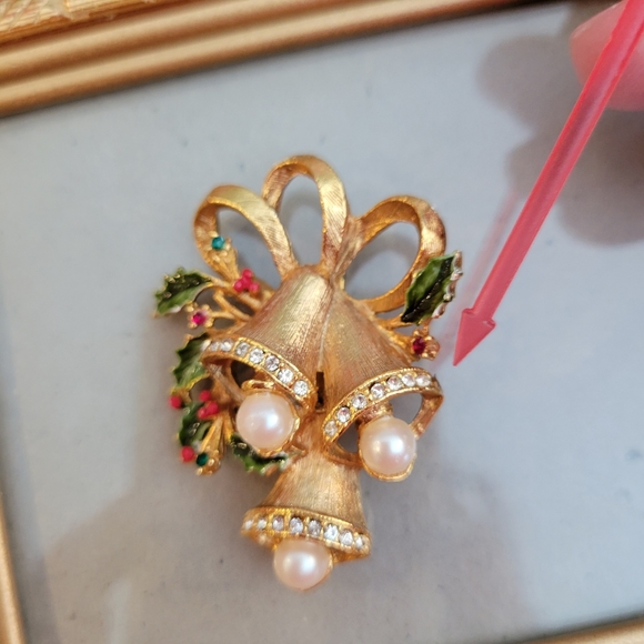 Vintage Christmas Bell Brooch ~ Unsigned ~ 1960s? ~ Rhinestone Embellished - Picture 14 of 16